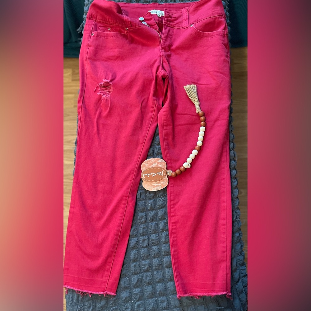 ROYALTY RED DISTRESSED CROPPED AND FRAYED CAPRIS